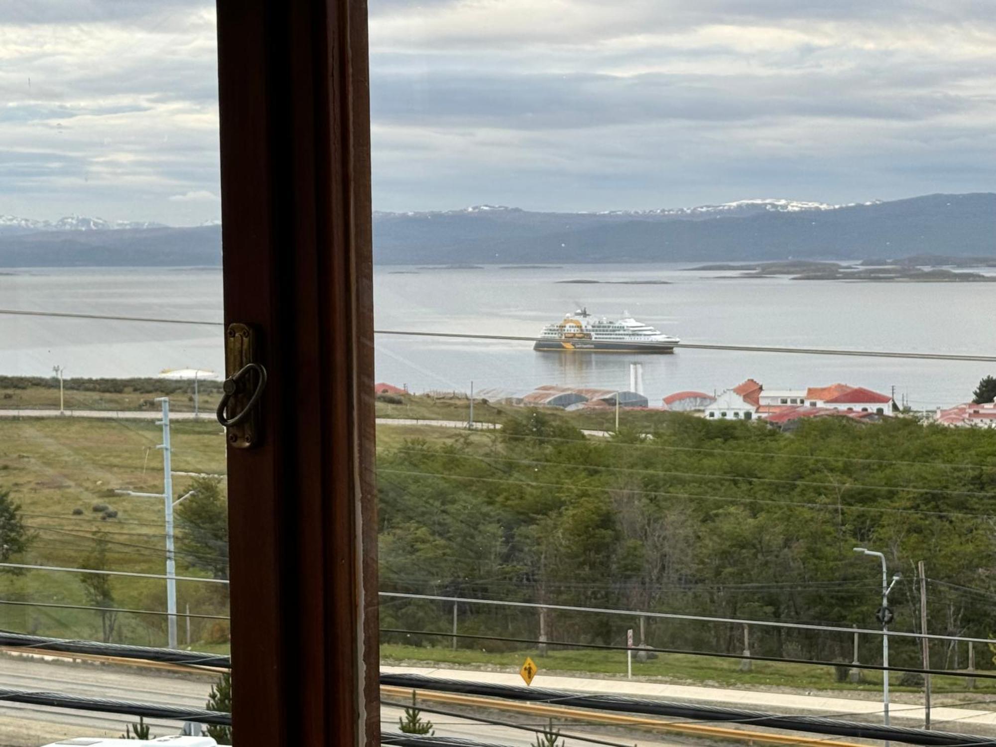 Mirando Al Canal Ushuaia Luaran gambar